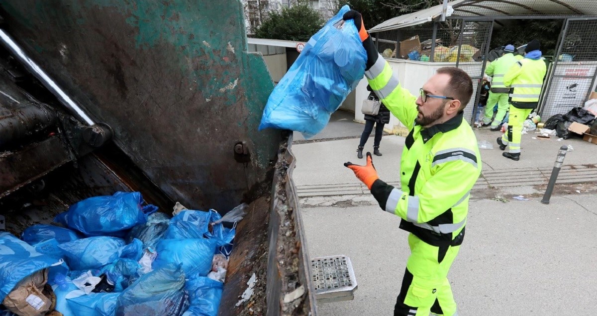 FOTO I VIDEO Gradonačelnik Zagreba čisti smeće