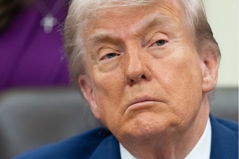 Trump s timom za nacionalnu sigurnost razmatra vojne opcije protiv Irana