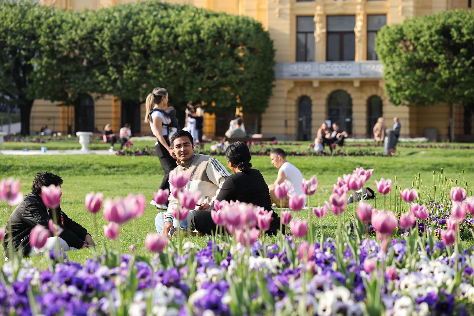 FOTO Predivan petak u Zagrebu. Građani uživali na Tomislavcu
