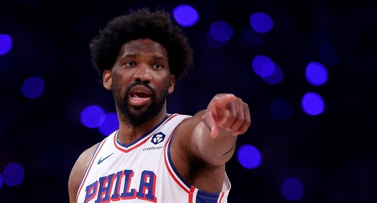 Skandal u NBA-u. Superstar Embiid gurnuo novinara: "Ne spominji mi mrtvog brata!"