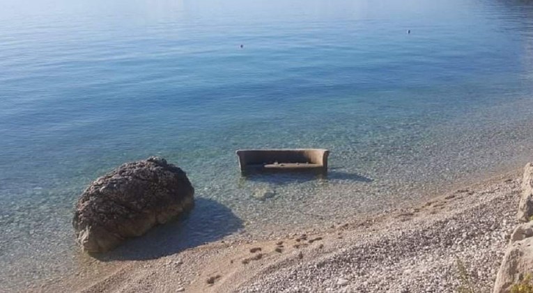 Fotka iz Dalmacije postala hit na Fejsu zbog onog što je netko bacio u more