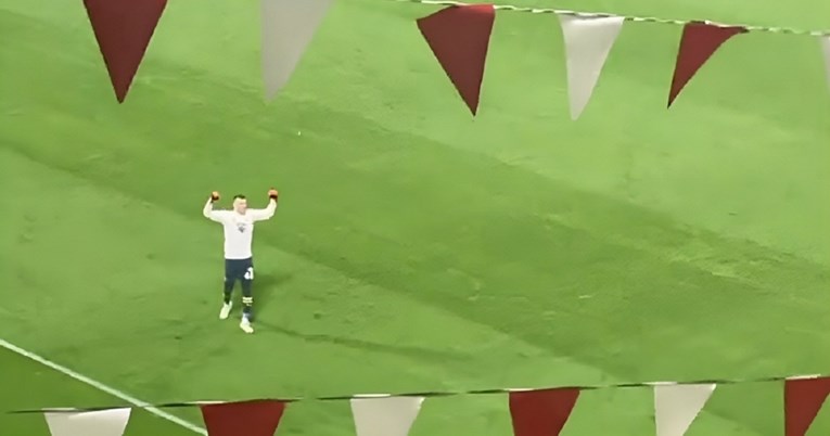 Livaković je slavio gol i okrenuo se prema navijačima. Pogledajte što se tad dogodilo
