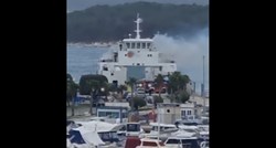 VIDEO Zapalio se trajekt u Biogradu, požar je pod nadzorom