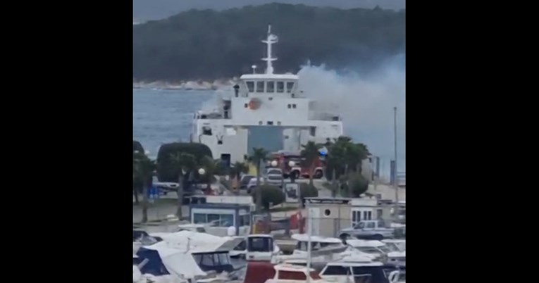 VIDEO Zapalio se trajekt u Biogradu, požar je pod nadzorom