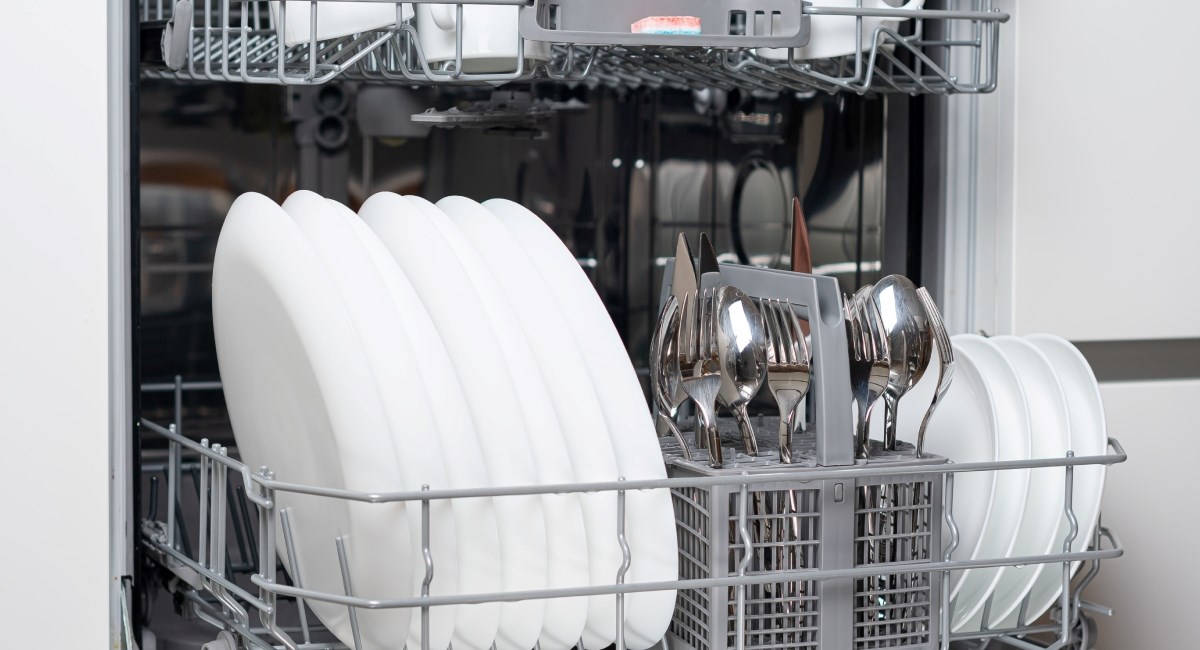Drška gore ili dolje? Savjeti stručnjaka o pravilnom slaganju pribora u perilici