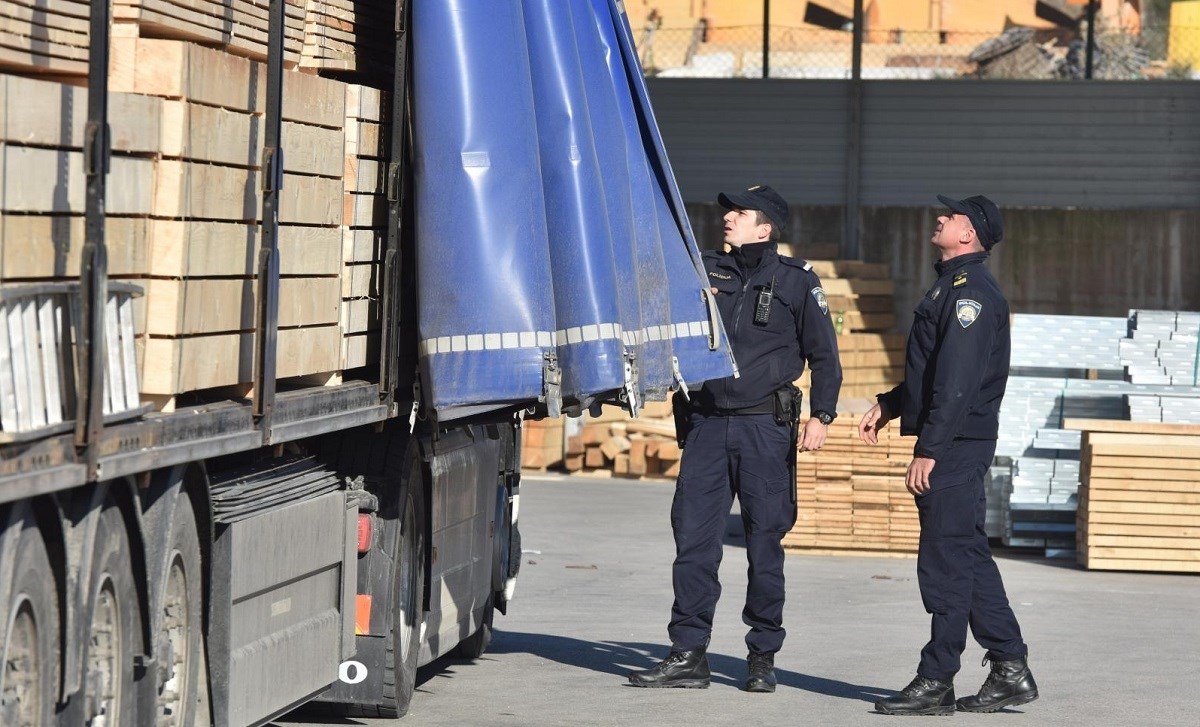 Policija će protjerati migrante koji su iskočili iz kamiona u Šibeniku