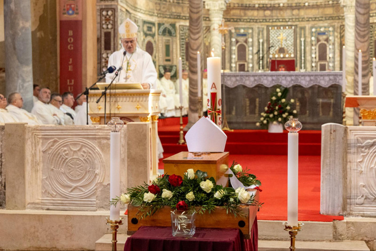 Nakon 140 godina posmrtni ostaci biskupa Jurja Dobrile položeni u porečku katedralu