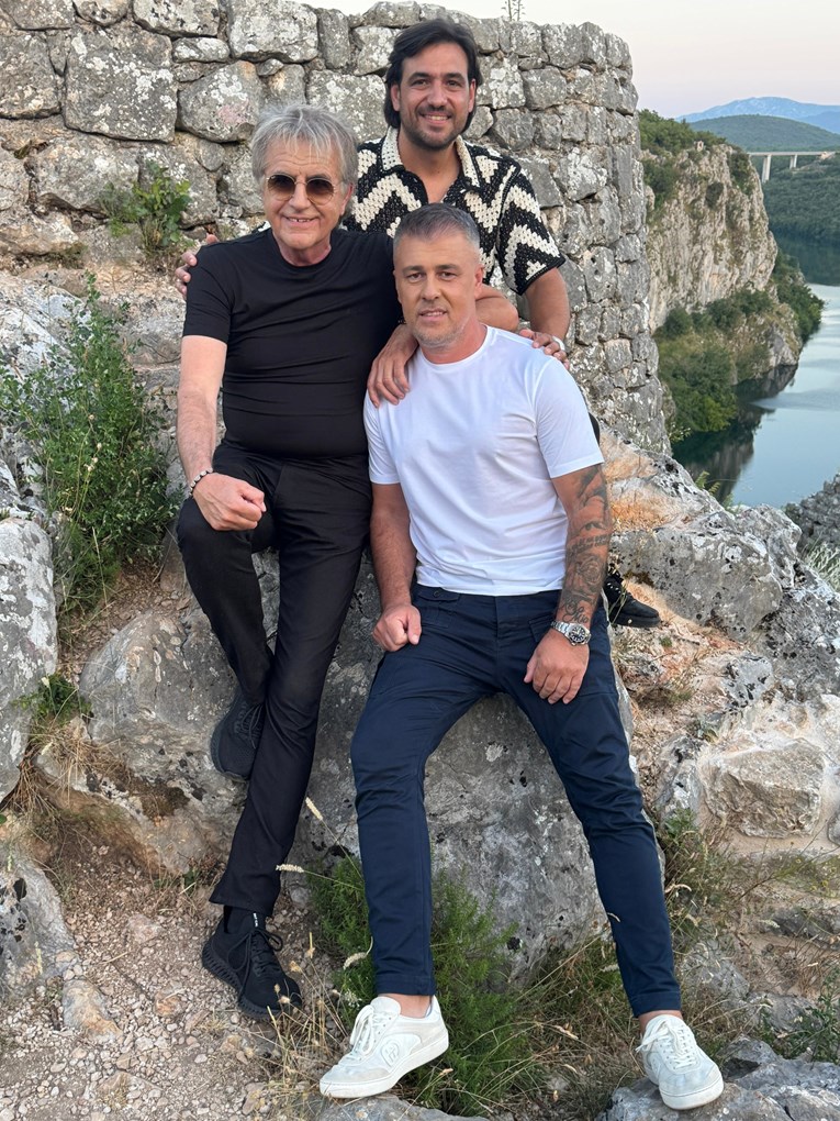 Autor Ako ne znaš šta je bilo napisao pjesmu Krštenje. Pjeva je "princ dijaspore"