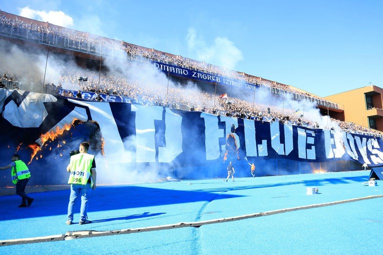 Marca: Potpuno balkansko ludilo. Torcida zapalila svoj glavni transparent