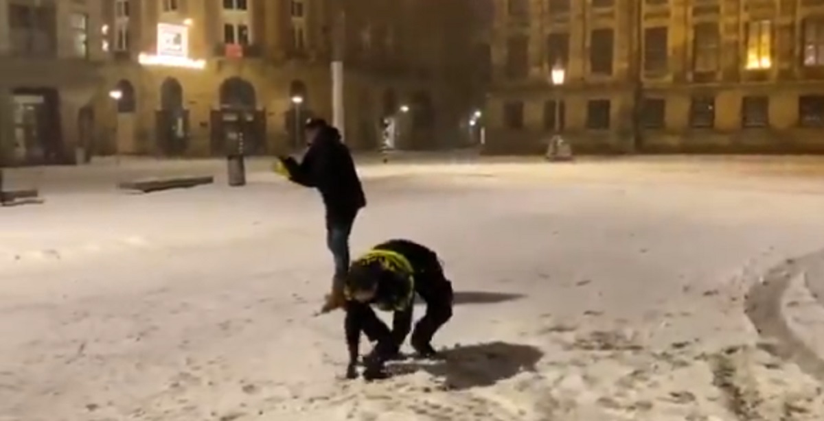 VIDEO Policajci se grudali s ljudima u Amsterdamu, vlasti to zabranile