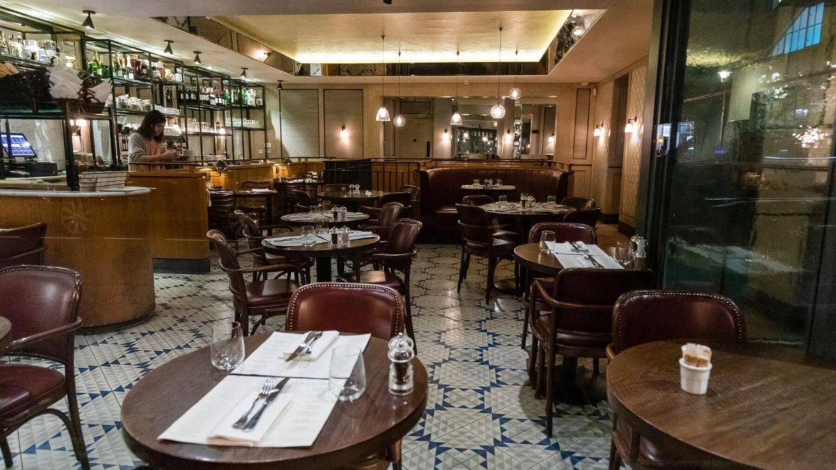 Kafići i restorani u Velikoj Britaniji se neće otvoriti prije 4. srpnja