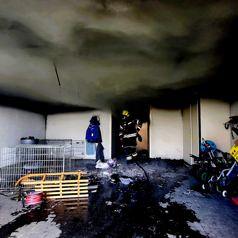 FOTO Čovjek (83) u kući u Zagrebu spajao prekidač pa izbio požar i izgorjela sauna