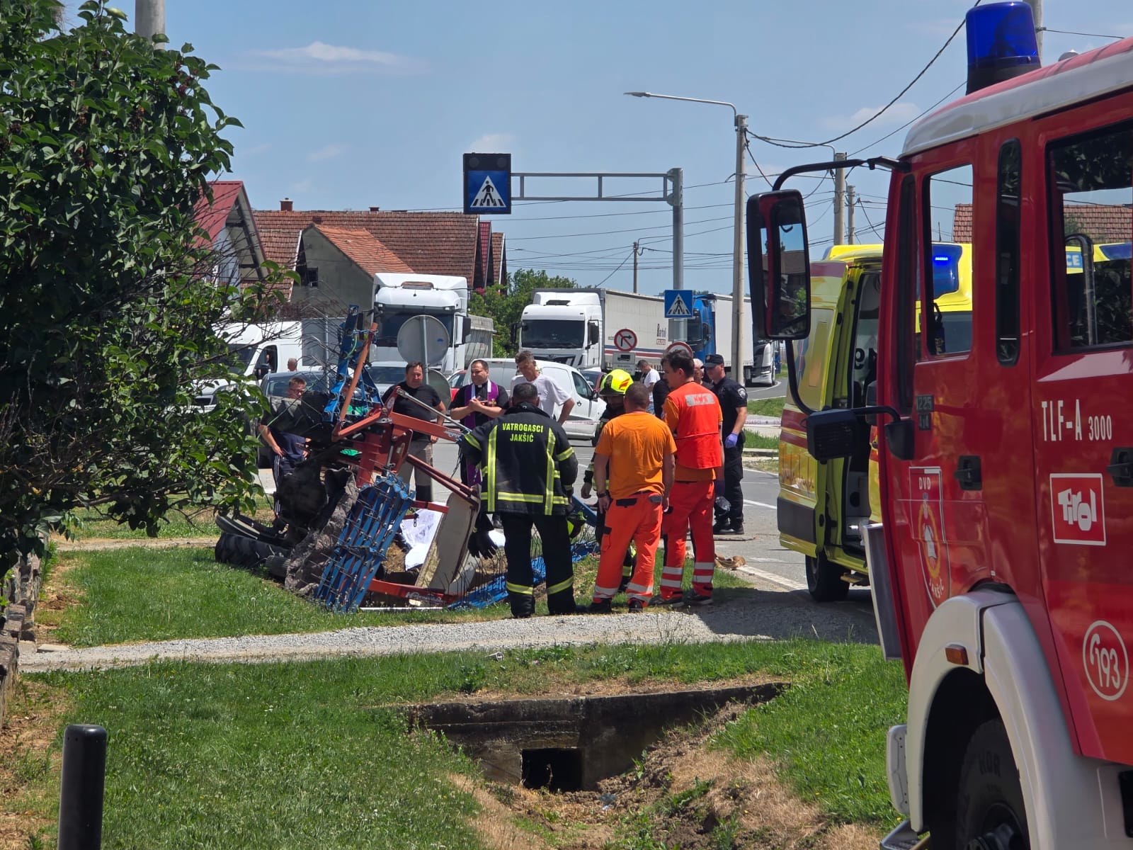 Kod Požege poginuo muškarac, stradao na traktoru ispred svoje kuće