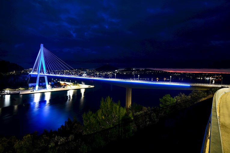 Znamenitosti u hrvatskim gradovima zasvijetlile u plavoj boji, evo zašto