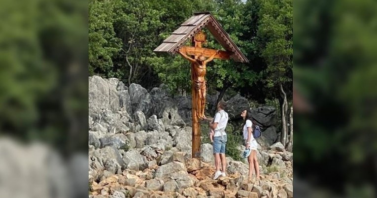 Kramarić nakon pobjede objavio fotku na kojoj sa ženom i sinom pozira ispred križa