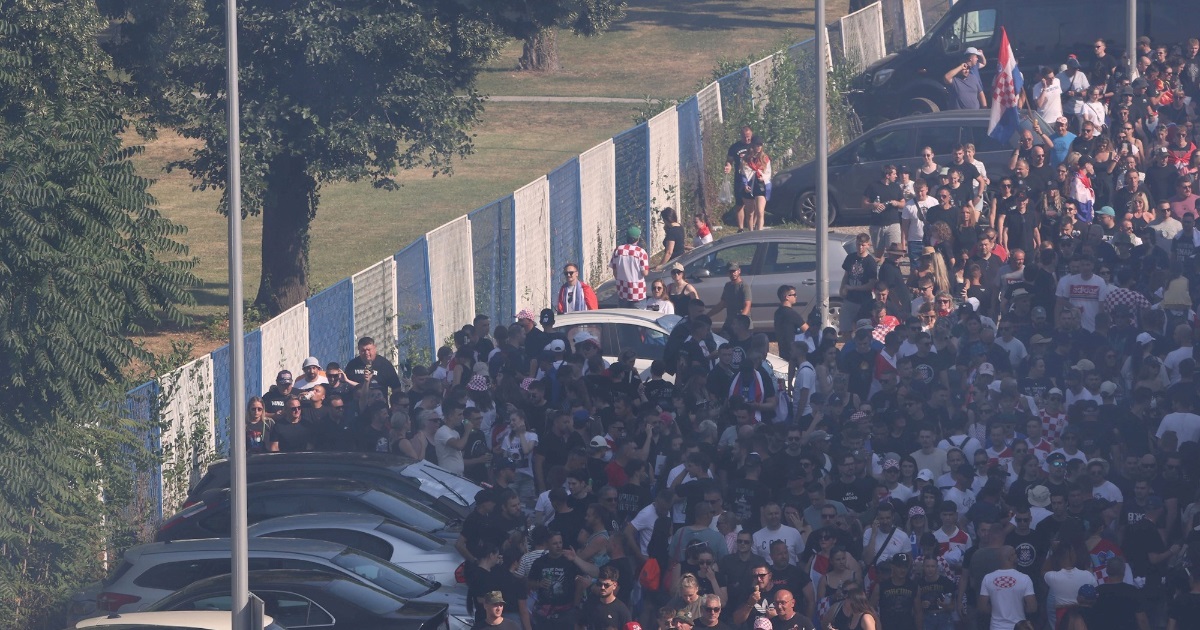 VIDEO Gomila ljudi pjeva Čavoglave na VIP ulazu