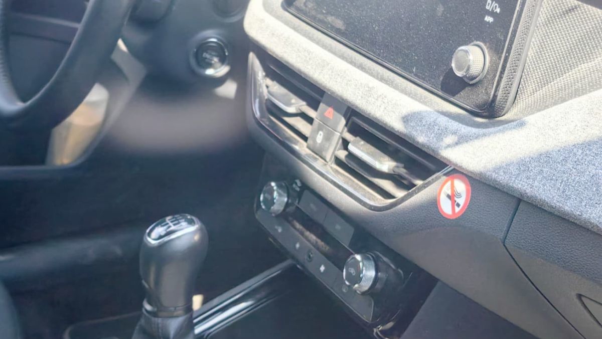 Kupili ste automobil od vlasnika koji je bio pušač. Ovo su opcije za sanaciju mirisa