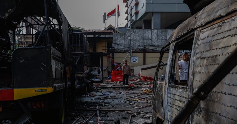 Nastavljaju se prosvjedi u Indoneziji, zapaljene zgrade parlamenta