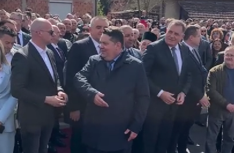 VIDEO Stanivuković odbio stati pored Dodika. Šef parlamenta dobacio: Nemoj za*ebavati