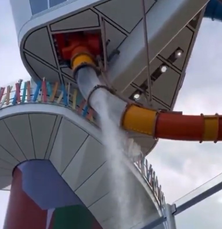 VIDEO Na najvećem kruzeru svijeta puknuo tobogan, putnik teško ozlijeđen