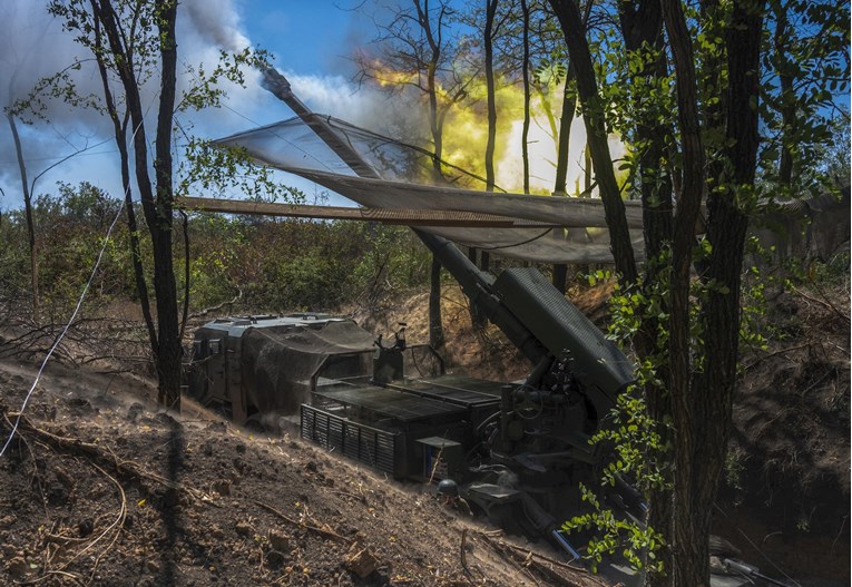 Zelenski: Ukrajina mora prijeći iz obrane u napade