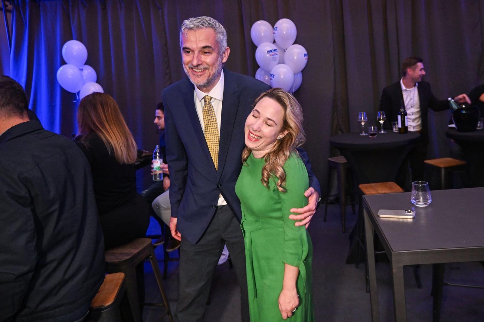 Raspudići dobro raspoloženi pozirali u stožeru Mosta