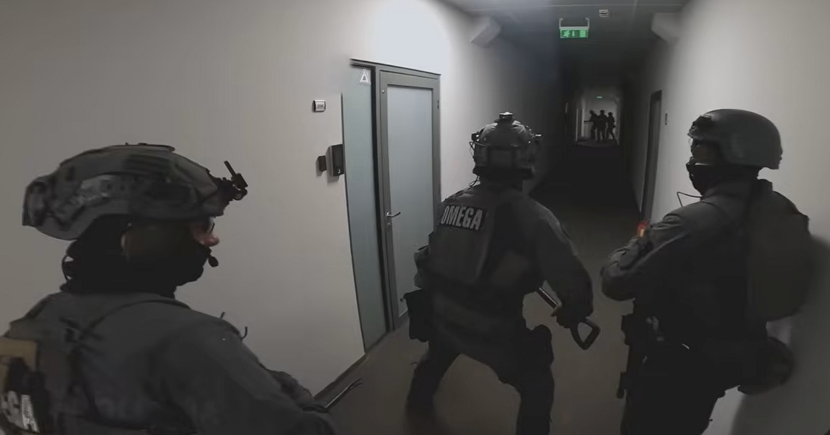 VIDEO Akcija u Latviji: 7 uhićenih, 50 milijuna lažnih profila, luksuzni auti...