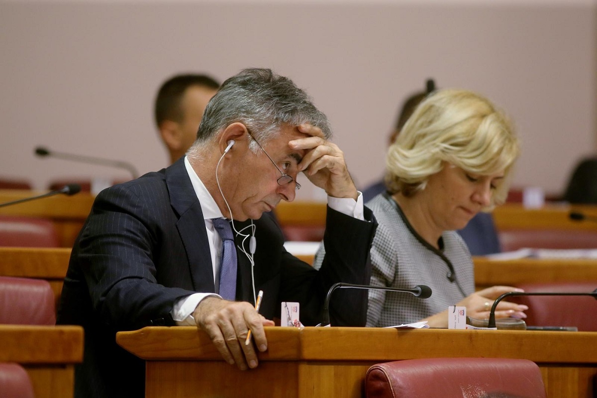 U saboru se vrijeđaju i svađaju, Bulj napada Pupovca, a Grmoja Stazića