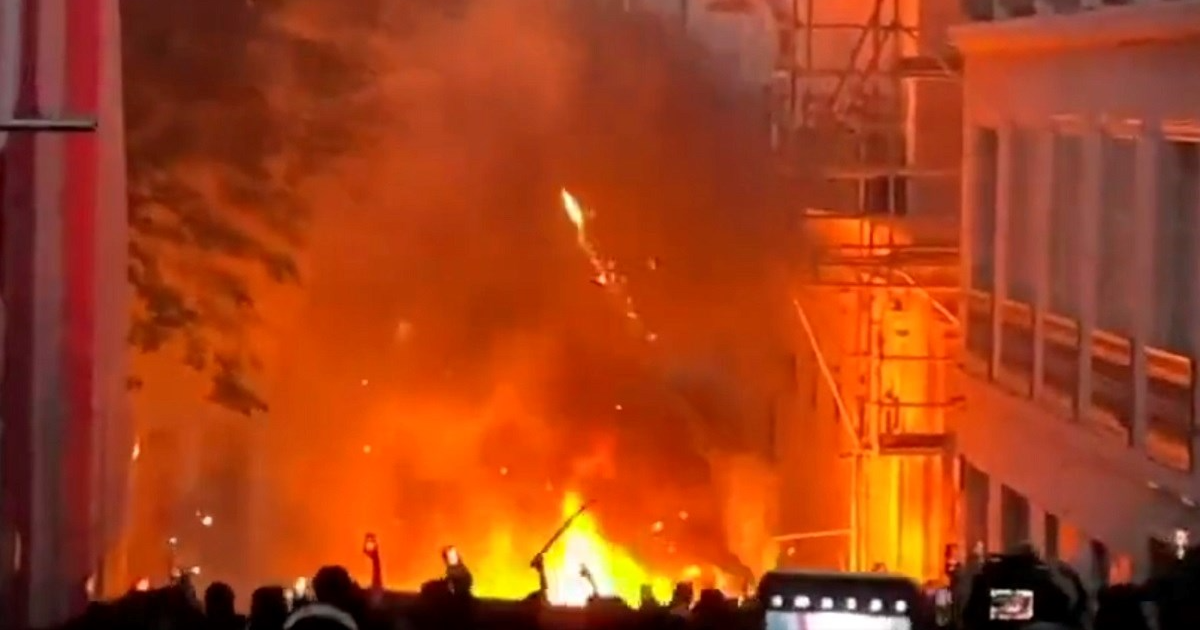 Kaos u Francuskoj. Stižu snimke: Eksplozije, zapaljeni dućani, ljudi odnose bankomate