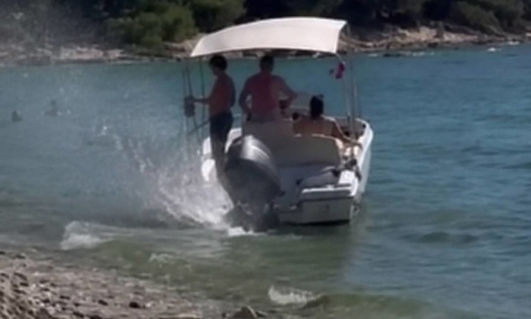 VIDEO Turisti brodom ruju po plićaku u Istri