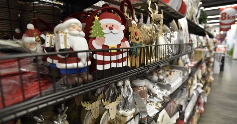 FOTO Nije još ni rujan, a u dućan u zagrebačkoj Dubravi već stigli božićni ukrasi
