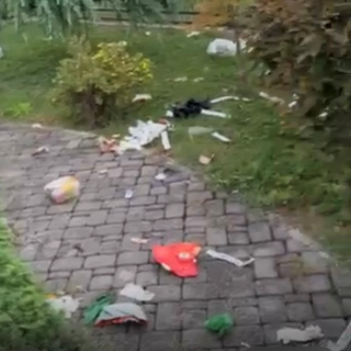 Dvorište gradonačelnika Slavonskog Broda zasuto otpadom. Policija privela muškarca