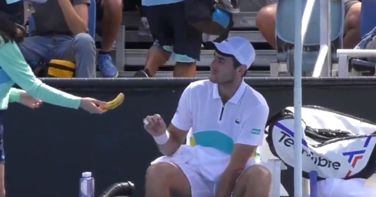 Tenisač na Australian Openu tražio djevojčicu da mu oguli bananu