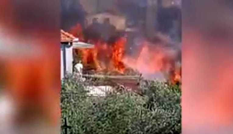 VIDEO U Zadru izbio požar među kućama, lokaliziran je