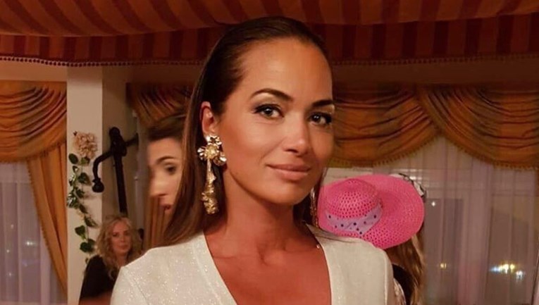Fani Čapalija oduševila fanove u haljini s dubokim dekolteom