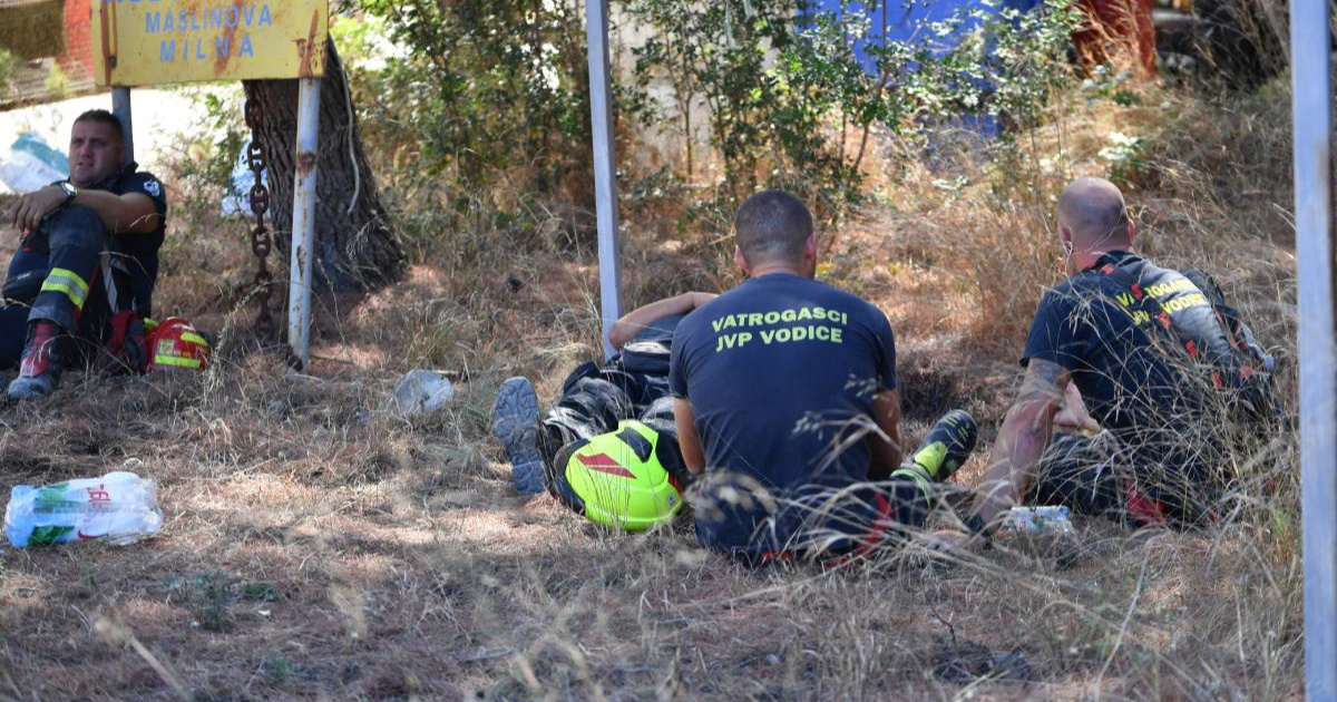 FOTO Izmučeni vatrogasci na Braču ne predaju se, pogledajte prizore s terena