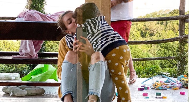Ella Dvornik objavila fotku s kćeri, žene raspravljaju je li zdravo da su djeca bosa