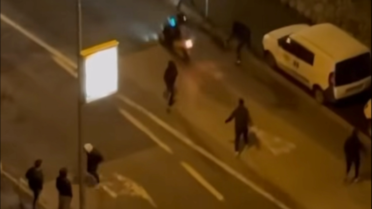 VIDEO Grupa mladića na cesti napala dostavljača u Rijeci. Policija nema pojma tko su