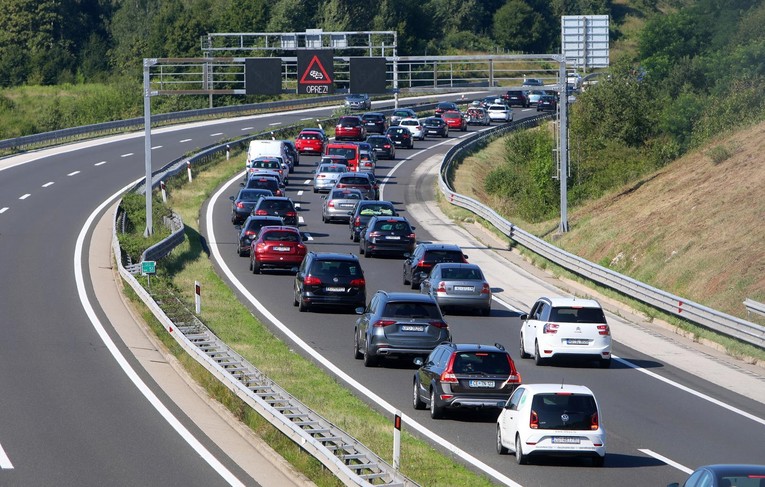 VIDEO Gužve i kolone prema moru. Pogledajte snimku s autoceste A1