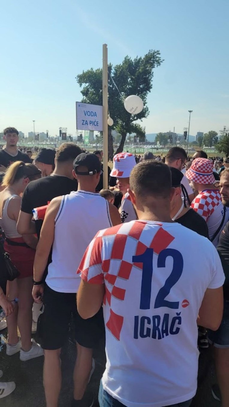 FOTO Na Hipodromu nastala gužva oko hidranta s pitkom vodom