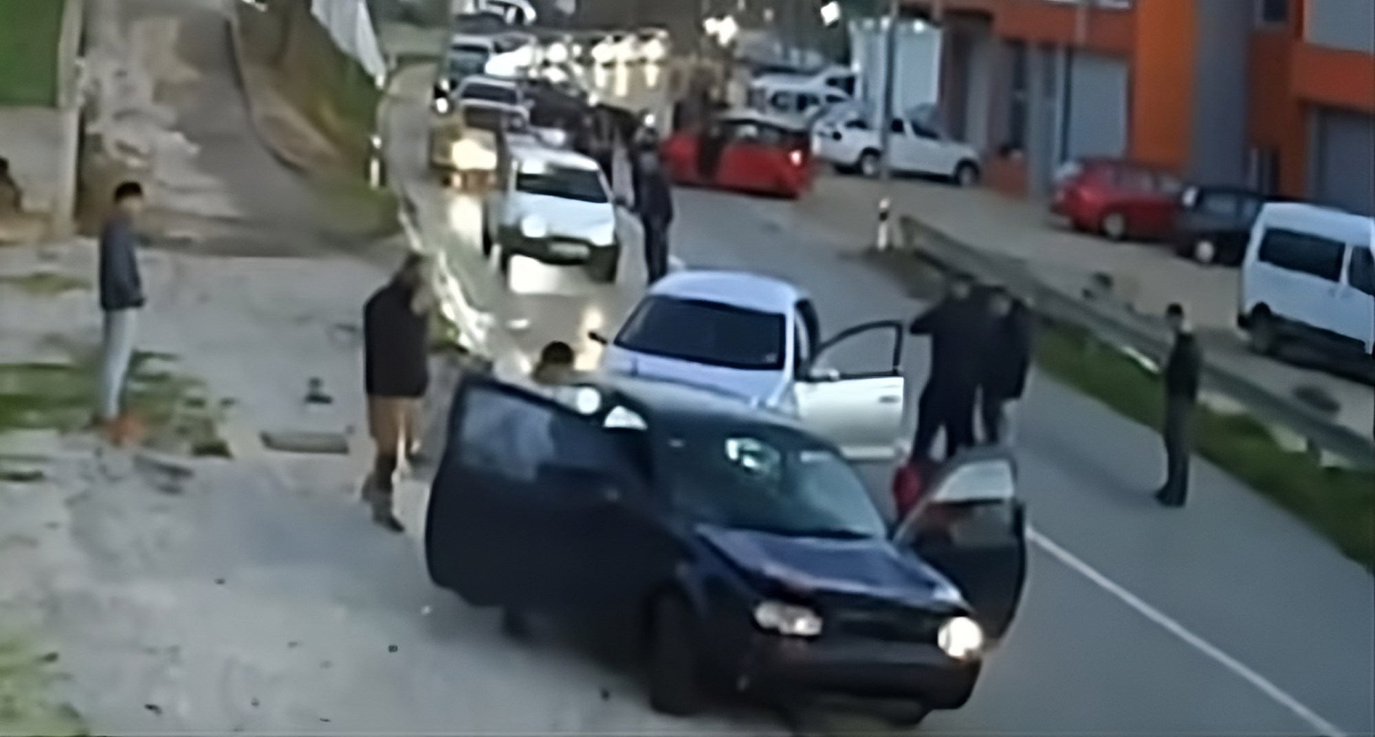 VIDEO Otac i sin izazvali nesreću u BiH pa se potukli, sin zatim autom gazio ljude?