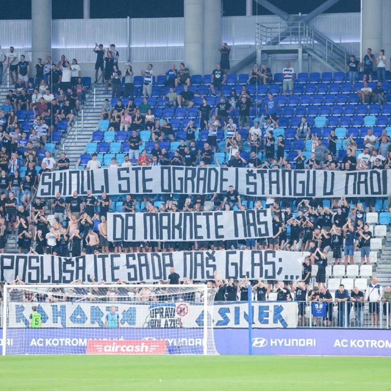 Pogledajte transparent Kohorte na utakmici Osijeka i Dinama