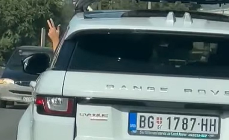 VIDEO Po Kaštelima iz Range Rovera pokazivao tri prsta. Policija: Našli smo ga