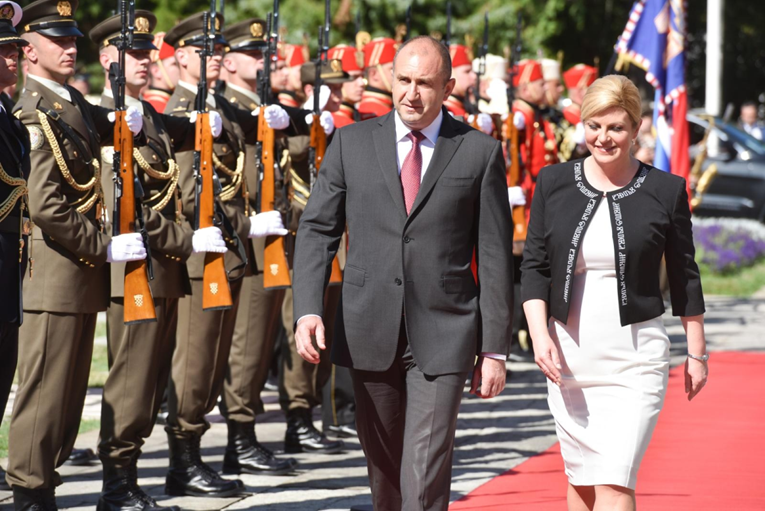Natpis na glagoljici: Kolinda dočekala bugarskog predsjednika s porukom na sakou