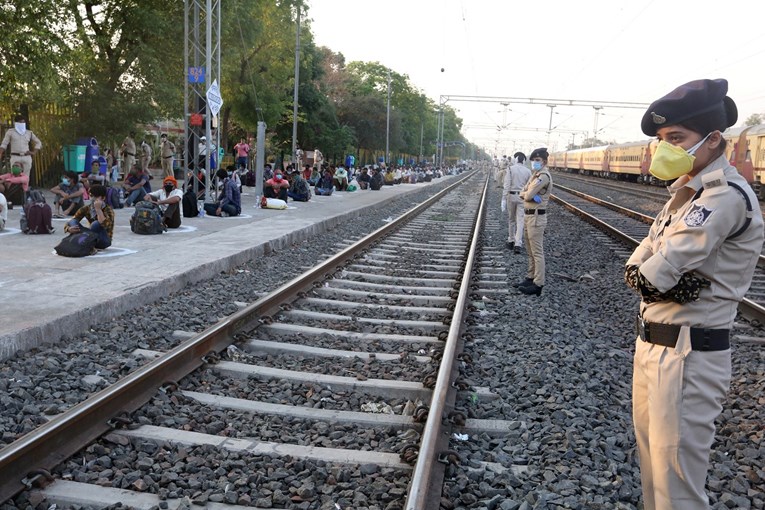 U Indiji vlak pregazio 16 ljudi koji su spavali na pruzi, išli kući jer nemaju posao
