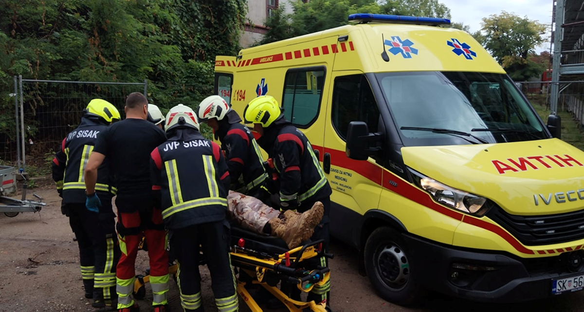 FOTO U Sisku s 12 metara visine pala košara s dvojicom radnika. Teško su ozlijeđeni