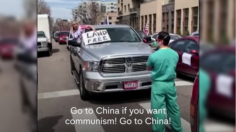 Pogledajte suludu snimku iz Amerike, prosvjednica urla na bolničara: Vrati se u Kinu