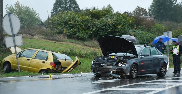 FOTO Teška prometna kod Siska. Sudarili se Audi i Daewoo, poginula jedna osoba
