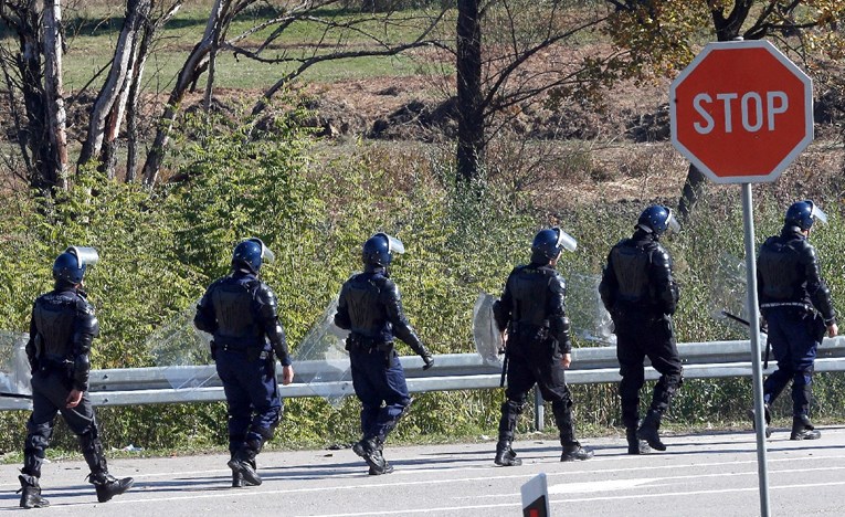 Policija kod Bihaća provela raciju među migrantima, našli su noževe i palice