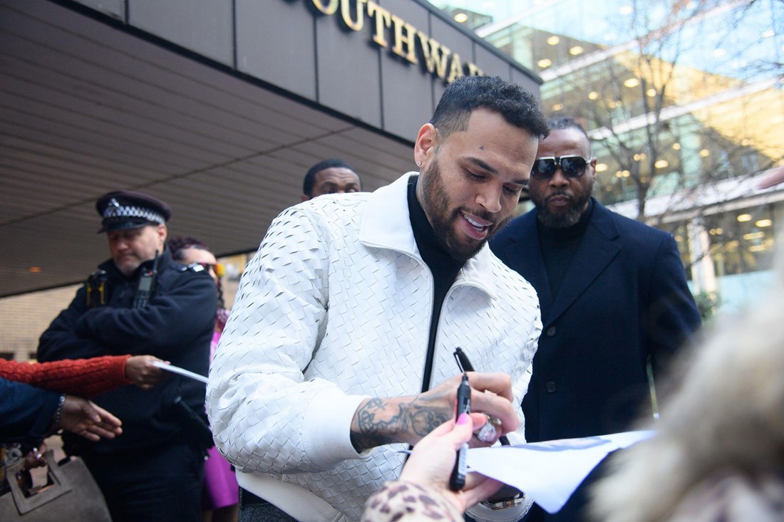 Chris Brown došao na sud u Londonu zbog optužbi za napad, dijelio autograme fanovima